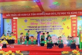 Students of Thach Ha Town 1 Primary School in the central province of Ha Tinh perform Vi-Giam folk songs at a celebration of Vietnamese Teachers' Day (November 20). (Photo: VNA)