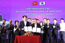The Asia Tourism Development Institute (ATI) signs cooperation documents with Korean agencies. (Photo: VNA)