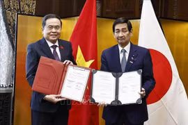 National Assembly Chairman Tran Thanh Man and President of the House of Councilors of Japan Sekiguchi Masakazu exchange cooperation documents. (Photo: VNA)