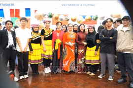 Vietnamese lecturer at FLL, Universiti Malaya Nguyen Thuy Thien Huong (fourth from right) and her students. (Photo: VNA)