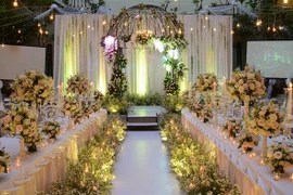 Wedding floral decorations. The “Endlessly Together” Wedding Exhibition will take place from June 22-23 in HCM City. (Photo: Courtesy of the Rex Hotel Saigon) 