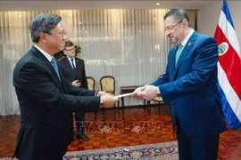 Vietnamese Ambassador to Cuba and Costa Rica Le Quang Long (L) presents his credentials to Costa Rican President Rodrigo Chaves Robles. (Photo: VNA)
