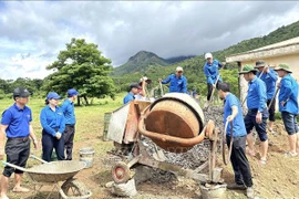 young volunteers join building a rural road in Huong Hoa district, central province of Quang Tri. (Photo: VNA)