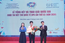 Nguyen Do Quang Minh (centre), a 9th grader in the central city of Da Nang, recieves the first prize at the awarding ceremony in Ninh Binh province. (Photo: VNA)