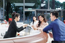 Transactions at a Techcombank branch. (Photo: Courtesy of the bank) 