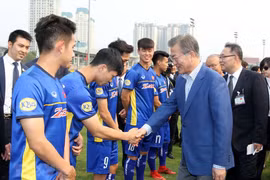 RoK President Moon meets young Vietnamese footballers