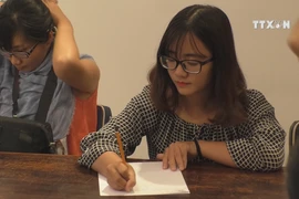 Young people give deaf-mute a hand 