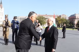 Hungarian PM wishes to boost multi-faceted cooperation with Vietnam