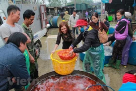 Vietnamese families worship Kitchen’s Gods 
