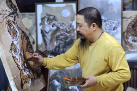 Painting tigers on dó paper