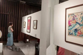 Hang Trong paintings’ value promoted with new experiments on lacquer, silk
