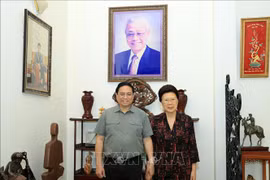 Prime Minister offers incense in memory of late Government leaders