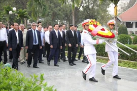 Deputy PM Tran Hong Ha offers incense at historical sites in Dien Bien