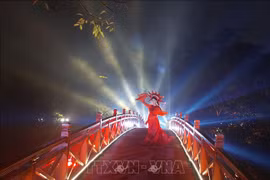 Hanoi launches night tours discovering Ngoc Son temple