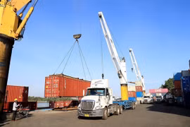 Vietnam to increase maritime, inland waterway transport to ease road transport
