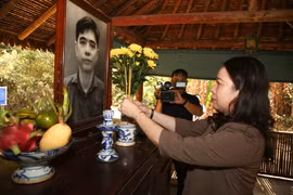 Acting President presents gifts to revolution contributors, border guards in Tay Ninh