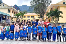 Disadvantaged students, disaster-affected people in Quang Binh receive support