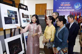 Exhibition on Vietnam seas and islands opens in Laos