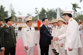 Top legislator extends Tet greetings to public security force of Nghe An