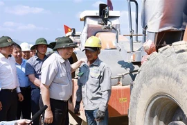 Prime Minister examines expressway projects in central region