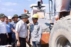 Prime Minister examines expressway projects in central region