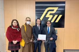 Vietnam presents earthquake relief to Japanese localities