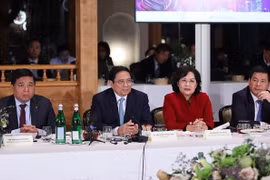 PM calls for assistance in building financial centres in Vietnam