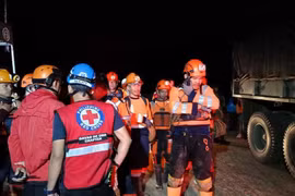 Landslide buries two buses in Philippines, injuring many