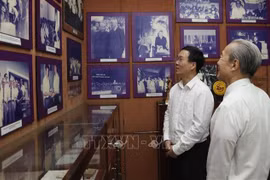President offers incense to late leaders, extends greetings to former leaders 