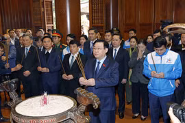 Top legislator commemorates President Ho Chi Minh, war martyrs in Nghe An