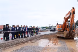 Prime Minister makes field trips to key projects in Hai Duong