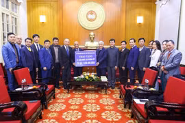 Vietnam Fatherland Front receives 21 solidarity houses for poor families