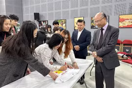 Vietnamese students raise fund for island residents, soldiers at home