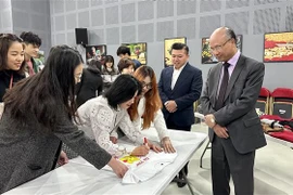 Vietnamese students raise fund for island residents, soldiers at home