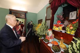 Party chief offers incense in commemoration of late President Ho Chi Minh