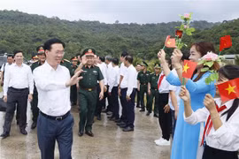 President pays pre-Tet visit to people, soldiers in Kien Giang