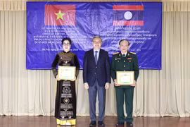 Laos grants Freedom Order to healthcare board, military hospital of Vietnam