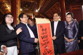 Vietnamese, Lao PMs tour Ngoc Son Temple, Hoan Kiem Lake