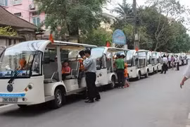 HCM City pilots use of electric cars to serve tourists