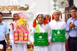 Binh Thuan's leaders extend greetings to Cham Bani people on Ramuwan Festival