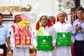 Binh Thuan's leaders extend greetings to Cham Bani people on Ramuwan Festival