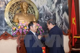 Lao, Cambodian court officials awarded with Vietnam’s insignia