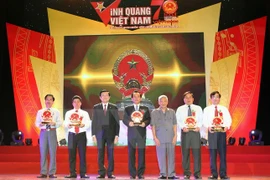 Outstanding individuals in sea, island areas honoured at Vietnam Glory