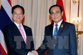 Vietnamese Prime Minister Nguyen Tan Dung (L) and his Thai counterpart Prayuth Chan-ocha (Photo: VNA)