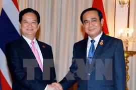 Vietnamese Prime Minister Nguyen Tan Dung (L) and his Thai counterpart Prayuth Chan-ocha (Photo: VNA)