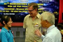US Physics Nobel laureate meets with Binh Dinh students 