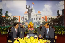 Ho Chi Minh City Party’s Committee Le Thanh Hai (R) receives Major of Busan Suh Byung Soo