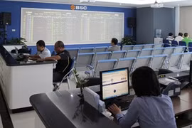 Vietnam shares drop as oil falls