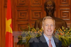 US Ambassador studies bomb clearance in Quang Tri