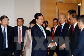 PM Nguyen Tan Dung talks with Singapore businesses